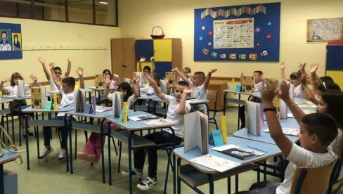 У КОВИНУ 272 ЂАКА ПРВАКА: Општина спремила поклоне за све новајлије у школским клупама