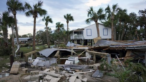 АМЕРИКА ПОНОВО НА УДАРУ: Ураган Ли би могао бити екстремно опасан
