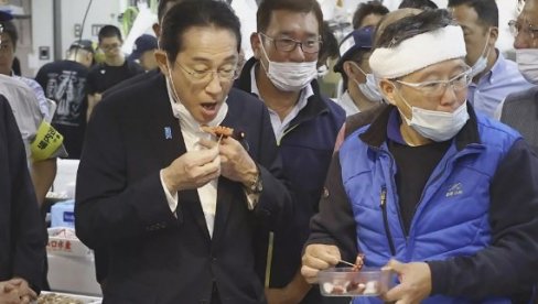 ZANEMARLJIV RADIOLOŠKI UTICAJ NA LJUDE: Premijer Japana jeo živu ribu iz mora kod Fukušime
