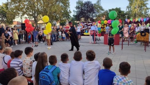 RANČEVI ZA 1.812 ZEMUNSKIH PRVAKA Pokloni za učenike dvadeset osnovnih škola u opštini na Dunavu