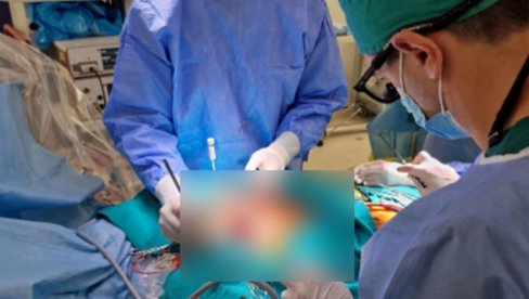 USPEŠNA OPERACIJA U TIRŠOVOJ SA ŽIVOG DONORA: Devojci (18) presađen bubreg od oca, sutra majka daje sinu ovaj organ