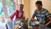PASULJ SA MILETOM U KUĆI NA LAKAT: Čuveni fudbaler Miodrag Belodedić uživa u rodnom Sokolovcu u Rumuniji