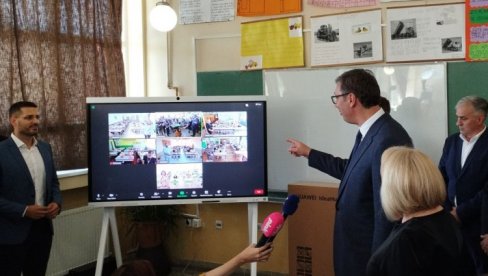 VUČIĆ NAJAVIO: Pametne table dobilo sedam škola, dobiće ih ukupno 150