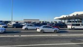 POTPUNI HAOS NA PRELAZU BAJAKOVO: LJudi čekaju na ulaz u Hrvatsku i po sedam sati - kolona nepregledna, nezadovoljni vozači trube (FOTO/VIDEO)