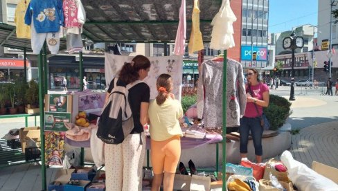 HUMANE ŽENE KRUŠEVCA: Prodavale su odeću, hranu, igračke, skupljaju novac za lečenje Maksima i Kristine (FOTO)