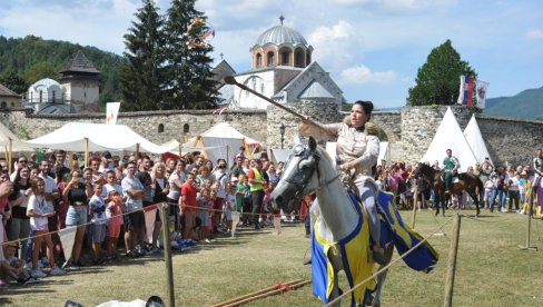 DUH PREDAKA U DOLINI VEKOVA: Održan viteško-scenski Maglič fest pred zidinama manastira Studenice