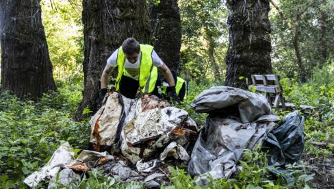 OČIŠĆENO PRIOBALJE DUNAVA, KOD MARINE U APATINU: Udruženje „Čepom do osmeha“ i volonteri sakupili 730 kilograma otpada