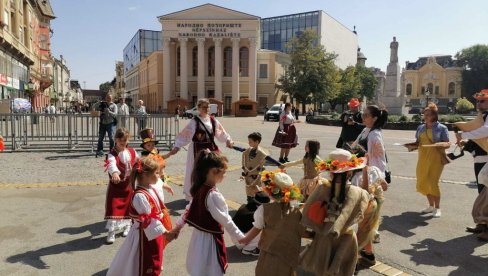 НАРАНЏАСТИ КАРАВАН КРЕНУО ИЗ КИКИНДЕ: Промоција „Дана лудаје“ по градовима Војводине
