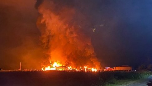 ВАТРА ПРОГУТАЛА ХЛАДЊАЧУ: Ватрогасци покушавају да угасе пожар у фирми у Варварину (ВИДЕО)