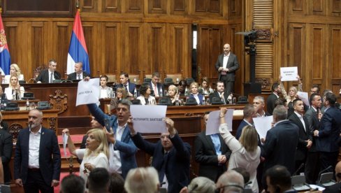ZAVRŠENO ZASEDANJE SKUPŠTINE SRBIJE: Opozicija divljala u parlamentu, sutra glasanje o novom ministru privrede  (VIDEO)