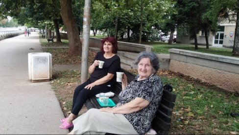 ОВАКО СЕ НЕГУЈУ КОМШИЈСКИ ОДНОСИ: Две Параћинке већ 30 година пију кафу на градском кеју сваки дан (ФОТО)