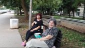 OVAKO SE NEGUJU KOMŠIJSKI ODNOSI: Dve Paraćinke već 30 godina piju kafu na gradskom keju svaki dan (FOTO)