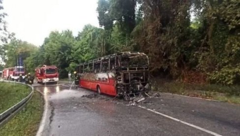 OD NJEGA NIJE OSTALO SKORO NIŠTA: Evo kako izgleda autobus koji je juče izgoreo kod Ripnja (FOTO)