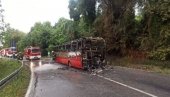 ОД ЊЕГА НИЈЕ ОСТАЛО СКОРО НИШТА: Ево како изгледа аутобус који је јуче изгорео код Рипња (ФОТО)