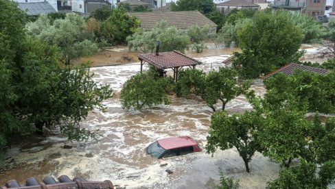 „ДАНИЈЕЛ“ ОСТАВИО ПУСТОШ: Олуја у Грчкој изазвала поплаве, клизишта, рушила мостове, троје погинуло (ФОТО/ВИДЕО)