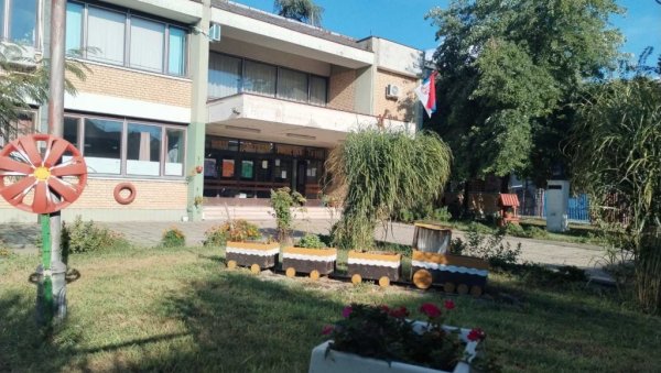 СЕОСКЕ ШКОЛЕ ЧУВАЈУ СЕЛА: Истурена одељења ОШ Светозар Милетић из Титела неће бити угашена