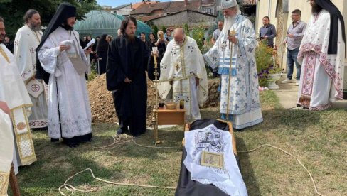 SAHRANJENA UPOKOJENA IGUMANIJA TEOKTISTA: U porti manastira Uspenja presvete Bogorodice u Đakovici