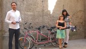 BICIKLOM DO ČISTIJEG VAZDUHA: Slepi i slabovidi u Subotici dobili tandem bicikla
