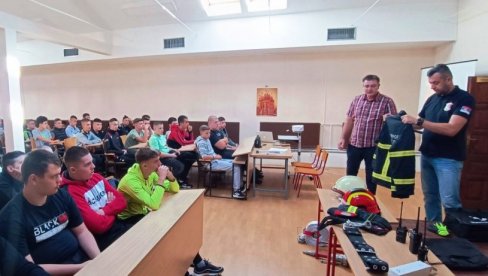 VATROGASCI DOBROVOLJCI MEĐU SREDNJOŠKOLCIMA: Predavanje u dve srednje škole u Paraćinu (FOTO)