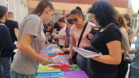 KAKO SE SVE UČENICI SNALAZE ZA KNJIGE: Tehnološka škola u Paraćinu organizuje bazar (FOTO)