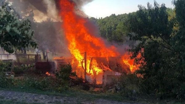 ВАТРА ПРОГУТАЛА ПОМОЋНИ ОБЈЕКАТ: Пожар у Барајеву, на срећу није било повређених (ФОТО)