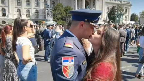 POGLEDAJTE DIRLJIVE SCENE ISPRED SKUPŠTINE: Ovako su novi oficiri Vojske Srbije proslavili svoje činove (VIDEO)