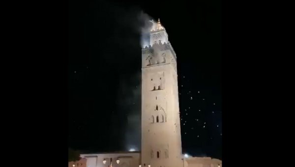 ЉУДИ ПАНИЧНО БЕЖАЛИ: Снимљен тренутак када се џамија стара 850 година заљуљала због јаког земљотреса (ВИДЕО)