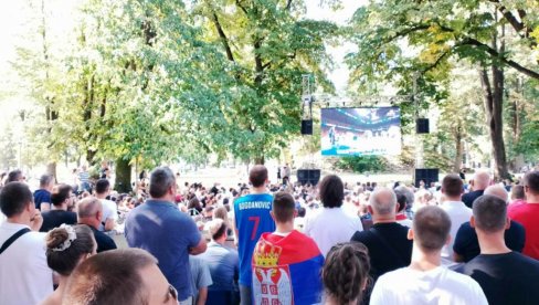 BANJALUKA SVIM SRCEM UZ „ORLOVE“: Navijači u navjećem gradu Srpske budno pratili finale Mundobasketa (FOTO/VIDEO)