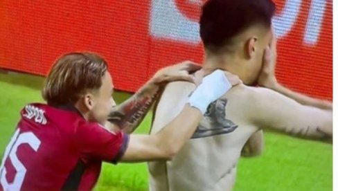 SRAMNA PROVOKACIJA ALBANACA: Dao gol, pa pokazao tetovažu OVK teroriste koji je ubijao Srbe