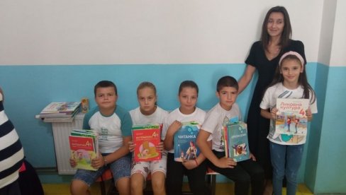 POZDRAV MALIŠANIMA SA KiM: Deca sa Kosova i Metohije dobila 35 kompleta udžbenika iz Niša
