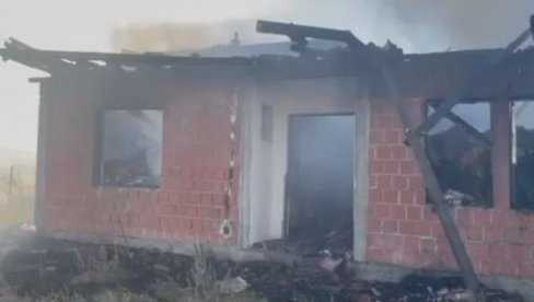PALE TREĆI PUT, ČESTITA PORODICA NE ŽELI DA PRODA SVOJE IMANJE: Kod Vučitrna zapaljena povratnička kuća domaćina Janačkovića (VIDEO)