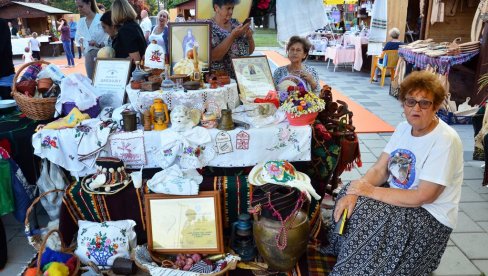 ТКАНИЦЕ ОД ИГРЕ, ЗЛАТА И ЗАНАТА: Традиционална манифестација Бијељински корзо оживела централни градски трг