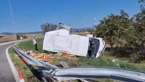POVREĐENO NEKOLIKO OSOBA KOD NIŠA: Kamion sleteo sa puta i prevrnuo se (VIDEO)