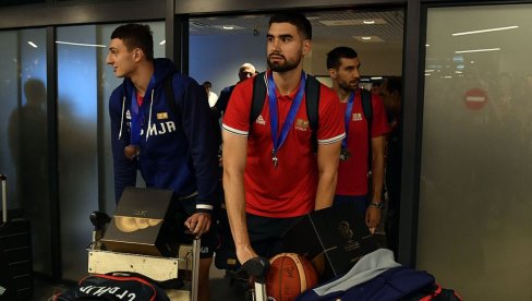 KAKAV DOČEK KOŠARKAŠA! Orlovi se u ponoć vratili sa Svetskog prvenstva u Beograd, a na aerodromu... (FOTO/VIDEO)