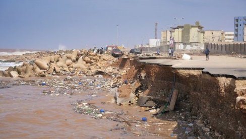ТЕЛА ЛЕЖЕ СВУДА, У МОРУ, У ДОЛИНАМА... Језиве сцене из Либије - Хиљаде мртвих у поплавама, град у рушевинама (ВИДЕО)