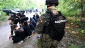 TRI AUTOMATSKE PUŠKE, 25 PASOŠA, 12 LIČNIH KARATA: U akciji policije pronađen 371 migrant, krili se i u krošnjama drveća (FOTO)