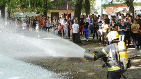 POŽAR SREĆOM NIJE BIO PRAVI: Subotički vatrogasci izveli vežbu u Školskom centru „Dositej Obradović“