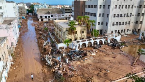 УЗНЕМИРУЈУЋИ СНИМЦИ ИЗ ЛИБИЈЕ: Двориште болнице пуно лешева, број мртвих премашио 5.300, на хиљаде несталих (ВИДЕО)