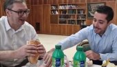 VUČIĆ ISPUNIO OBEĆANJE: Sa ministrima Malim i Momirovićem - parizer za doručak (VIDEO)