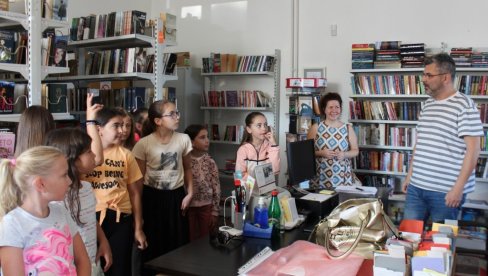 MAGIJSKA MOĆ REČI: Kraljevački osnovci posetili Kulturni centar Ribnica