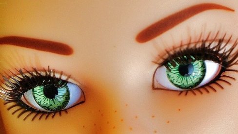 SEKSUALNE LUTKE S DEČJIM LIKOM: Francuska javnost zapanjena proizvodom firme koja otvara svoj prvi butik garderobe u Parizu