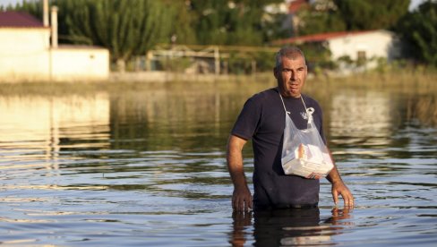 MEŠTANI KRIVE LOKALNU VLAST: Pojedina sela u Grčkoj i dalje pod vodom, smeće i trupla životinja plutaju ulicama (VIDEO)