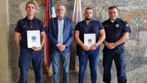 NAGRADE SAVIĆU I JANKOVIĆU: Opština Zemun dodelila priznanja najboljem policajcu i vatrogascu