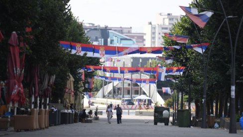 PRELEPI PRIZORI SA SEVERA KiM: Srpske opštine osvanule ukrašene trobojkama u čast velikog praznika (FOTO)