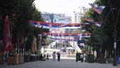 PRELEPI PRIZORI SA SEVERA KiM: Srpske opštine osvanule ukrašene trobojkama u čast velikog praznika (FOTO)