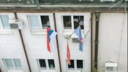 TROBOJKA NA ZGRADI OPŠTINE: Dan srpskog jedinstva, slobode i nacionalne zastave obeležavaju i u Bijelom Polju (FOTO)