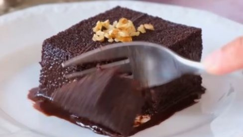 TURSKI KOH: Mokri kolač prepun čokolade i oraha koji se idealno slaže uz šoljicu domaće kafe (VIDEO)