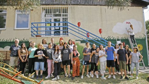 ULAZ KROZ POLJE SUNCOKRETA: Đaci škole Tehnoart oslikali mural na ulazu u vrtić (FOTO)
