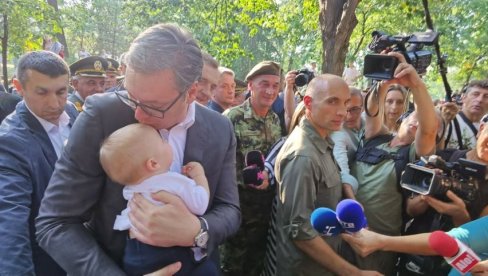 NAJLEPŠA SLIKA IZ NIŠA Vučić u naručju drži bebu, a mališan pored dovikuje: Ja vas volim najviše