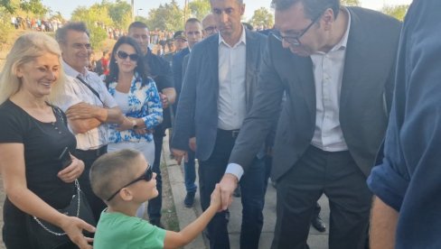 TE NAOČARE SU TI MNOGO OPASNE: Dečak u Nišu prišao predsedniku, Vučić ovako reagovao (VIDEO)